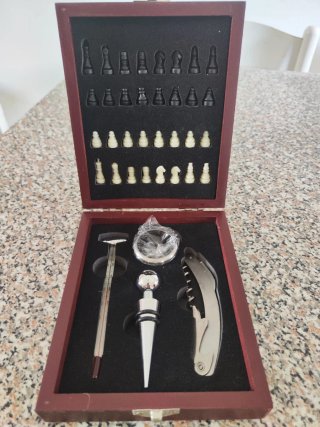 Set accessori vino con scacchiera