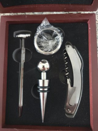 Set accessori vino con scacchiera
