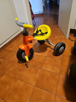 Triciclo infantil amarillo y naranja
