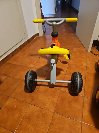 Triciclo infantil amarillo y naranja
