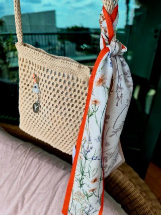 Borsa estiva in maglia con foulard