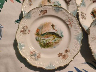 Vajilla antigua de porcelana con peces