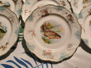 Vajilla antigua de porcelana con peces