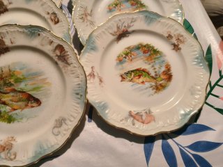 Vajilla antigua de porcelana con peces