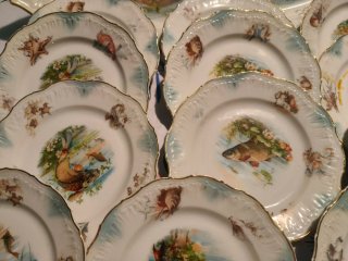Vajilla antigua de porcelana con peces