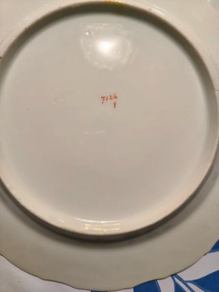Vajilla antigua de porcelana con peces