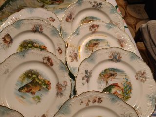 Vajilla antigua de porcelana con peces