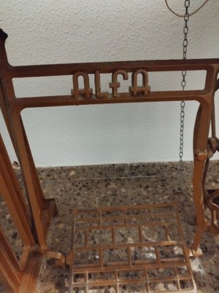 Máquina de coser Alfa antigua