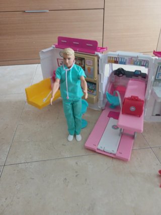 Ambulancia Barbie con Muñeco Ken