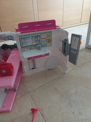 Ambulancia Barbie con Muñeco Ken
