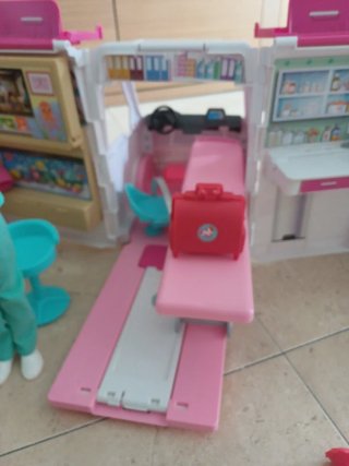 Ambulancia Barbie con Muñeco Ken
