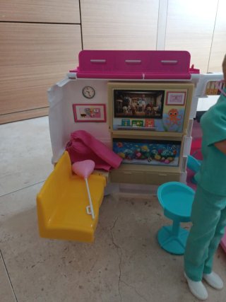 Ambulancia Barbie con Muñeco Ken