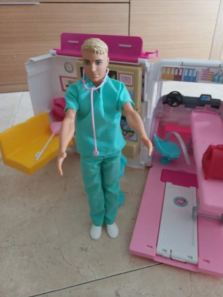 Ambulancia Barbie con Muñeco Ken