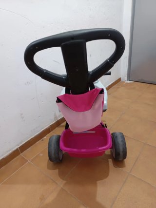 Triciclo infantil rosa con empujador