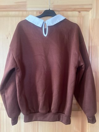 Sudadera marrón con cuello blanco