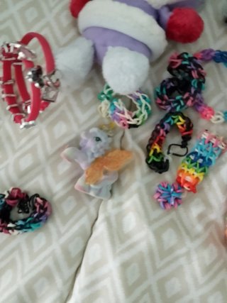 Lote de juguetes: Hello Kitty, muñecas, pulseras