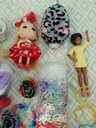 Lote de juguetes: Hello Kitty, muñecas, pulseras