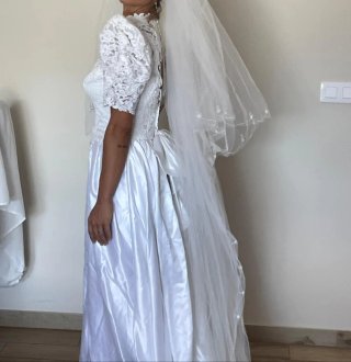 Vestido Novia Blanco en perfecto estado. velo 50€
