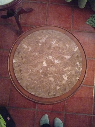 Mesita de nogal y mármol. Ubicación en Villena