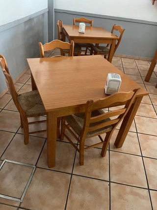 8 Mesas y Sillas de Madera