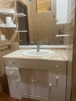 Mueble de baño con lavabo y espejo. No envios