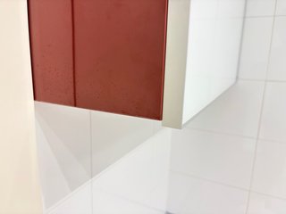 Armario alto rojo y blanco