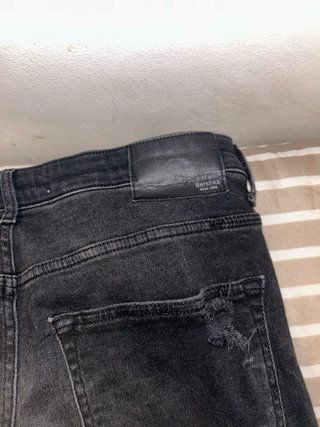 Pantalones vaqueros Bershka en color negro lavado