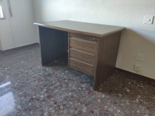 Escritorio de madera con cajones