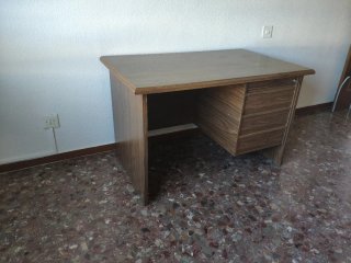 Escritorio de madera con cajones