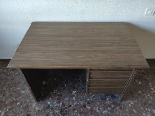 Escritorio de madera con cajones