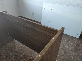 Escritorio de madera con cajones