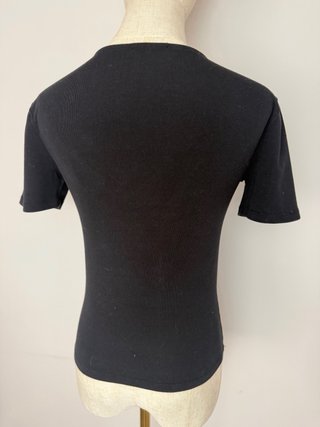 Camiseta Zara negra escote cruzado