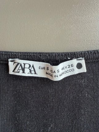 Camiseta Zara negra escote cruzado