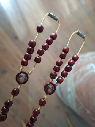 Rosarios de madera con cruz