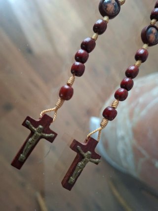 Rosarios de madera con cruz
