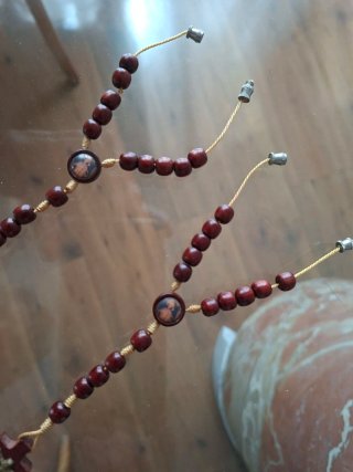 Rosarios de madera con cruz
