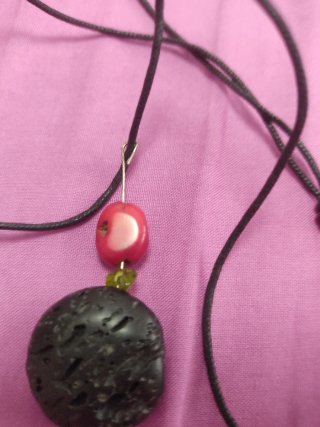 Collar piedra volcánica y otros minerales