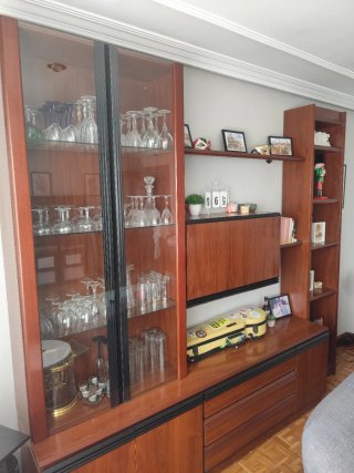 Aparador salón con vitrina