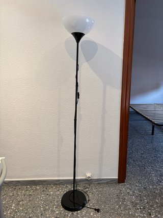 Lámpara de pie negra y blanca