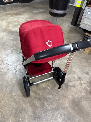 Carro de bebé Bugaboo rojo