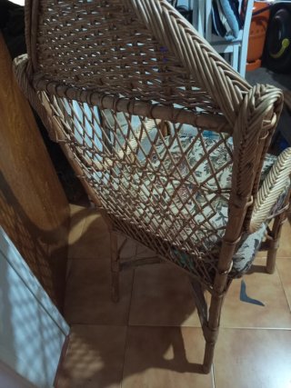 Silla de mimbre con cojín floral