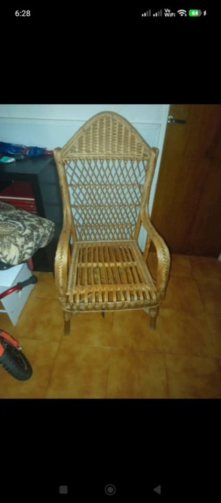 Silla de mimbre con cojín floral