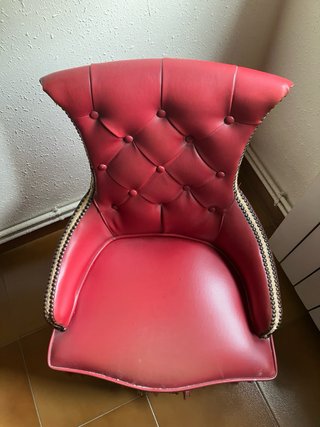 Sillón antiguo de piel rojo