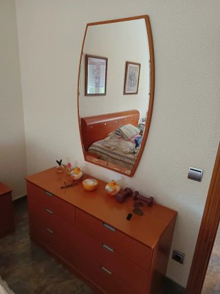 Tocador y espejo de madera