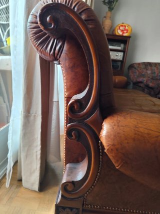 Sofá Chesterfield Polipiel y Madera Maciza