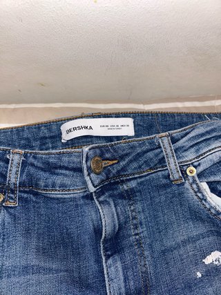 Vaqueros Bershka desgastados con salpicaduras