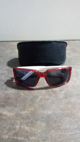 Gafas de sol Gucci rojas y blancas