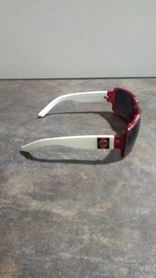 Gafas de sol Gucci rojas y blancas