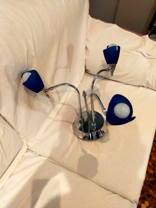 Lámpara de techo azul y plateada