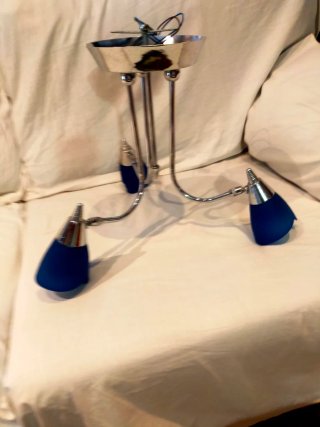 Lámpara de techo azul y plateada